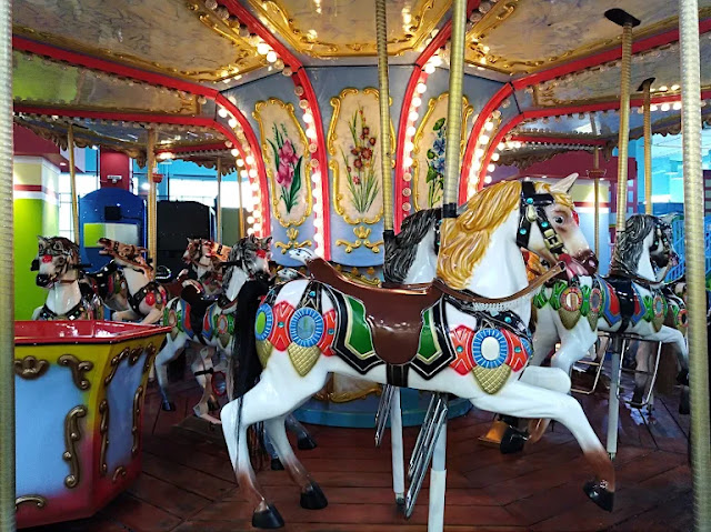 اللعب في مدينة الملاهي