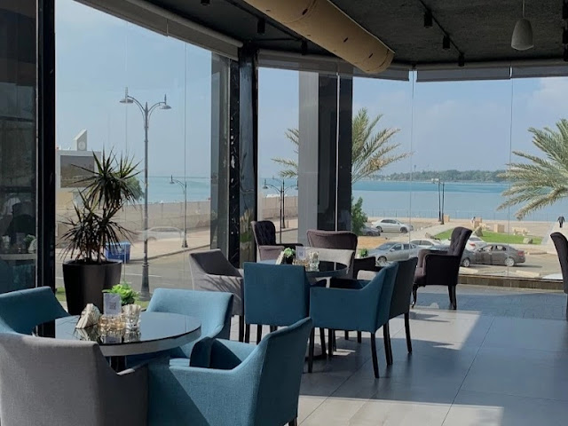 الجلوس في الكافيه