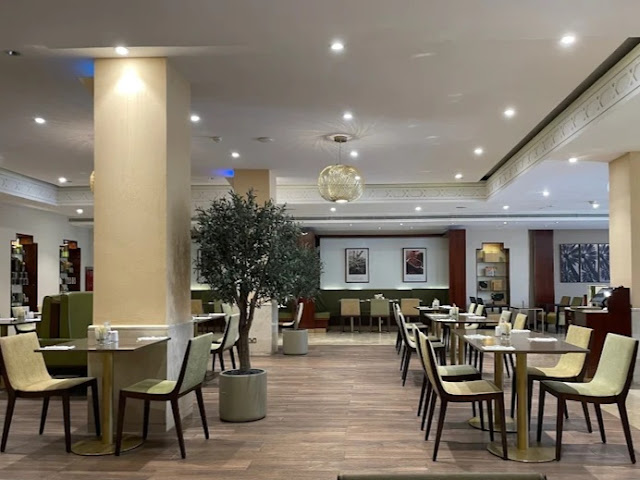 الاستراحة في المقهى