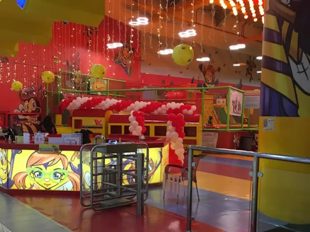 اللعب في مدينة الملاهي