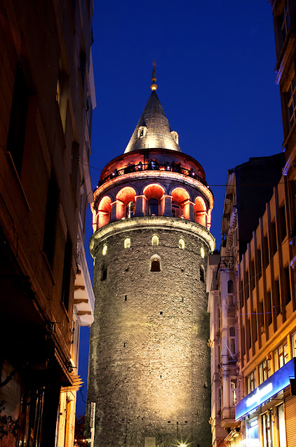 برج غلطة في الليل